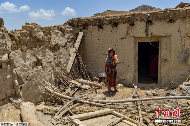 Watu wa Afghanistan warudi nyumbani baada ya tetemeko kubwa la ardhi wakiona nyumba zilizoharibiwa