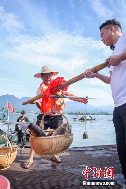 Tamasha la Uvuvi kwenye?Mto Fuchun la Hangzhou lafanyika huko Hangzhou, China na uvuzi wa samaki?waanza tena baada ya kupigwa marufuku kwa miezi minne