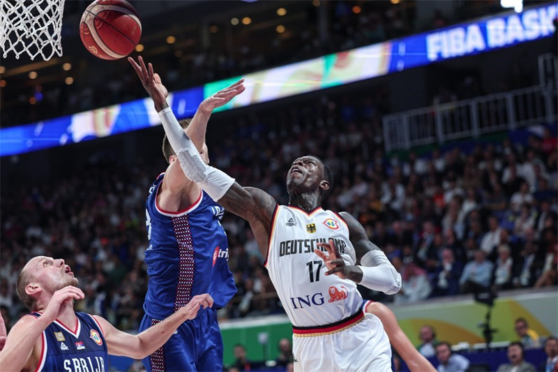 Dennis Schroder (Kulia) wa Ujerumani akifunga kikapu katika mchezo wa fainali dhidi ya Serbia kwenye Kombe la Dunia la Mpira wa Kikapu la FIBA 2023 mjini Manila, Ufilipino, Septemba 10, 2023. (Xinhua/Wu Zhuang)