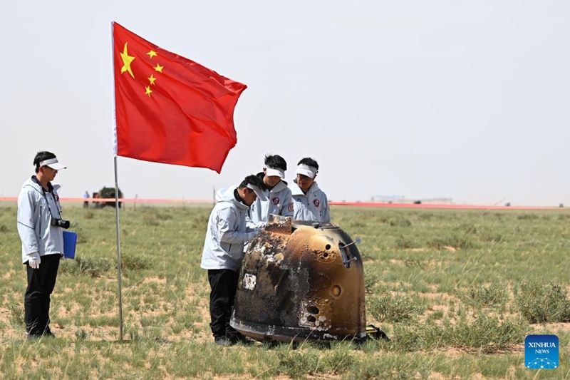 Chombo cha kurudia duniani cha utafiti wa mwezi cha Chang'e-6 kikitua Siziwang Banner, Mkoa unaojiendesha wa Mongolia ya Ndani, Kaskazini mwa China, Juni 25, 2024. (Xinhua/Lian Zhen)